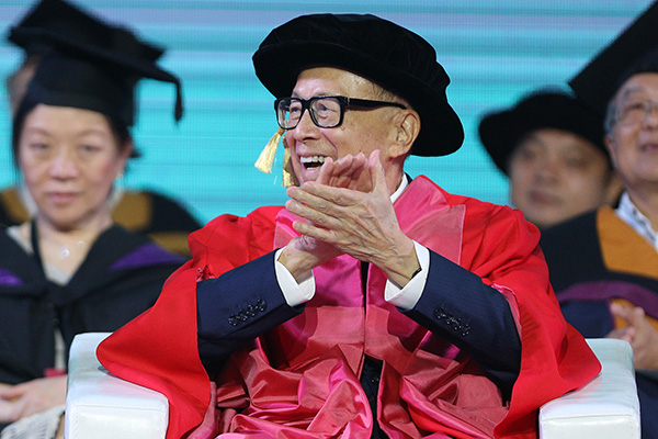 2017年6月27日，广东汕头，李嘉诚出席汕头大学毕业典礼。视觉中国 资料图