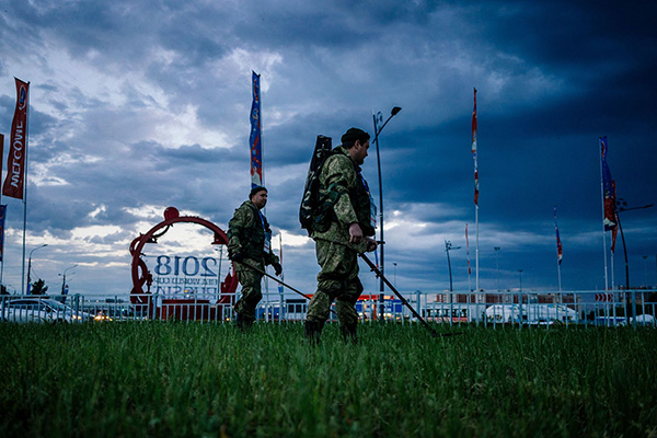 陆军工兵在比赛场馆的草坪里扫雷。