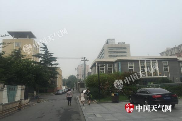 今晨海淀空气湿度大，能见度不佳。