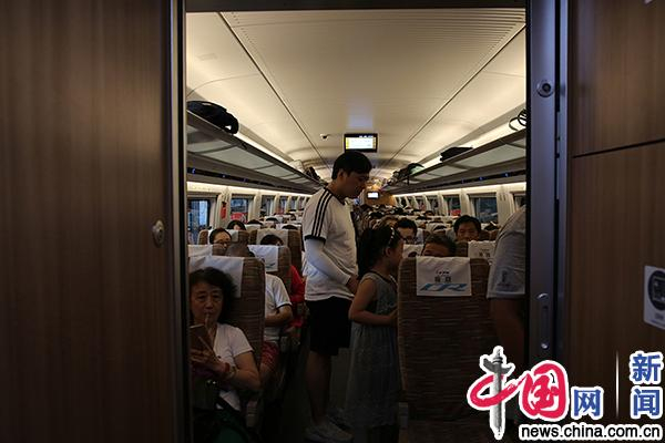 　　图为旅客乘坐C2211次列车从北京前往天津。中国网实习记者 黄瑾宁 摄