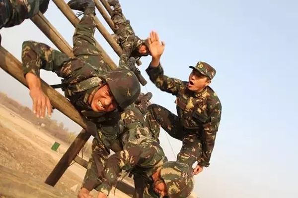 武仲良（右）组织官兵训练。 &nbsp;资料图