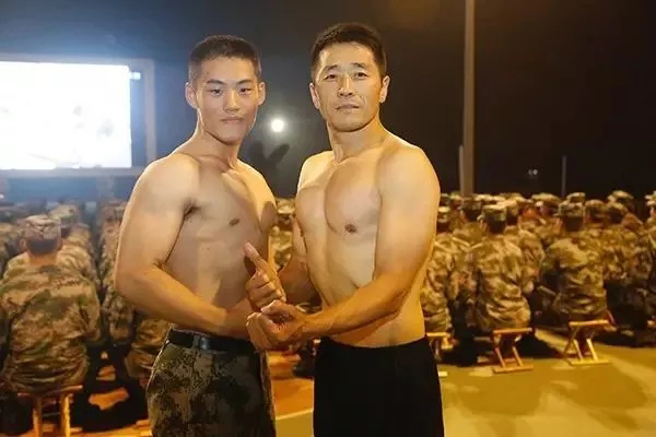 与兵同乐，比拼秀肌肉