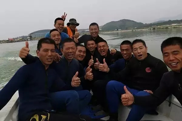 武仲良（右二）潜水训练，与兵同乐