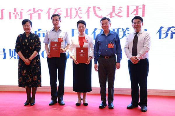  李波（右二）。