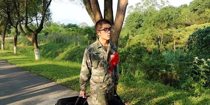 那个高考696分的大学生士兵退伍了,留下一串精