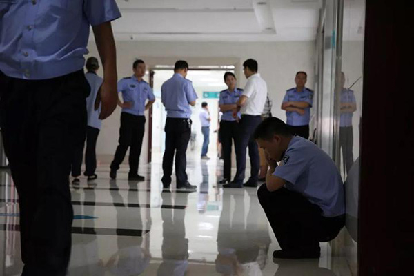  所里的民警都赶到医院急诊室门口，焦急地等待医生的诊断。 本文图均为 都市快报 图