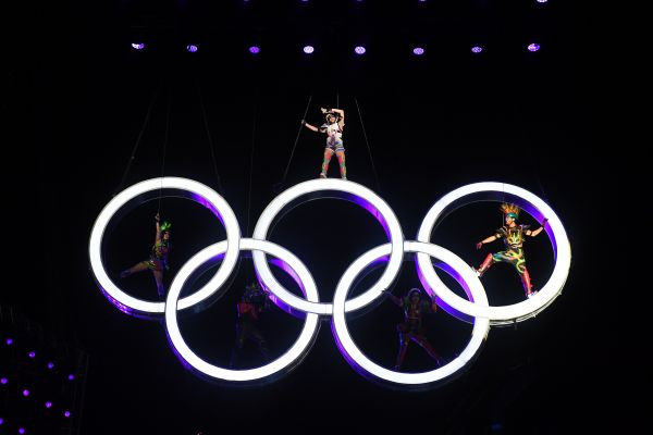  资料图：在阿根廷布宜诺斯艾利斯举办的第三届青奥会开幕式上的五环图案。新华社记者李俊东摄