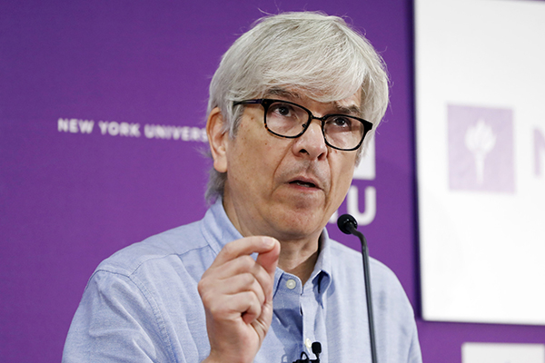 　　当地时间2018年10月8日，美国纽约，2018年诺贝尔经济学奖得主保罗·罗默出席新闻发布会，并发表讲话。东方IC 图