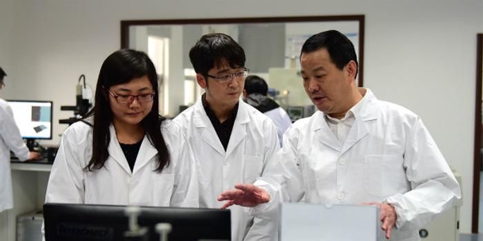 0.12毫米,打磨玻璃中国芯:中国科学家彭寿摘