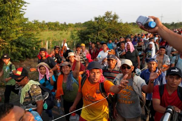 11月2日，来自中美洲的移民沿公路走向美国德州的伊达尔戈（Hidalgo）。&nbsp;