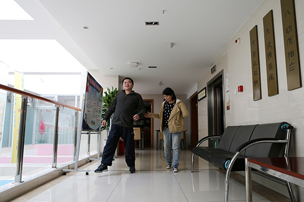 赵攀伟练习走路。