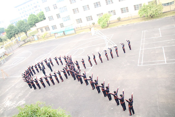 广西女子戒毒所艾滋病集中管理大队的戒毒人员出操。 本文图均为 广西戒毒管理局 图