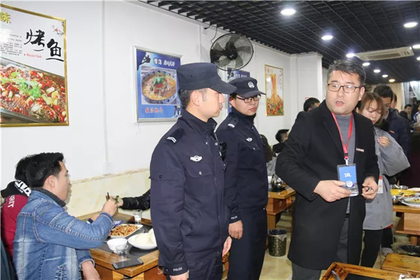 督察队在烧烤店进行烟酒检查