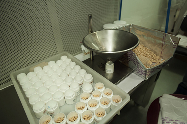 　思兰德将产品罐装入自行设计的外包装盒内 警方供图