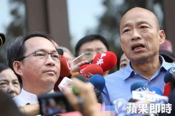▲吴宝春和韩国瑜在记者会现场（图片源自台媒）