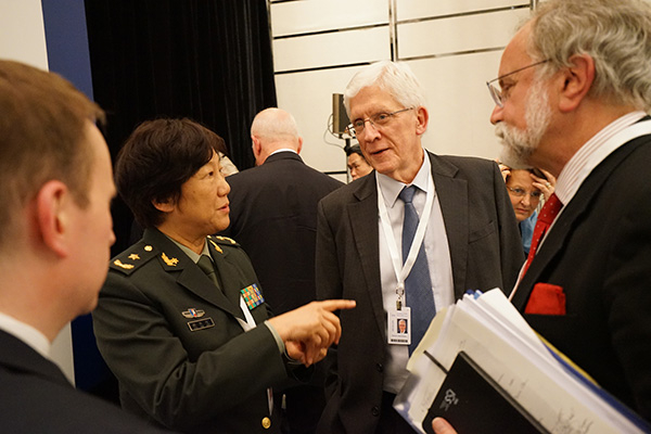 姚云竹在香格里拉对话会上与其他代表交流。