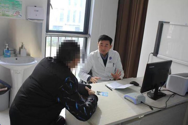  谢世峰门诊中
