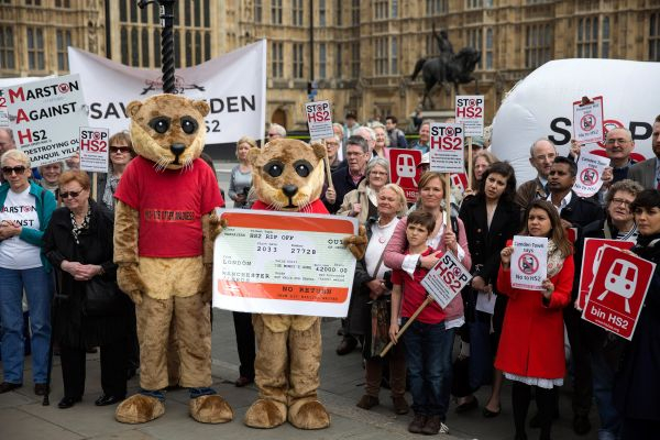 　　当地时间2014年4月28日，英国伦敦，部分民众在议会大楼外集会要求停止建设高铁项目。英国高铁项目（简称HS2）自从2010年公布计划以来一直争议不断。（视觉中国）