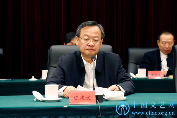 　　1月17日，中国文联十届四次全委会第二次全体会议在京召开。图为中国文联党组成员、副主席陈建文主持会议。 中国文艺网 图