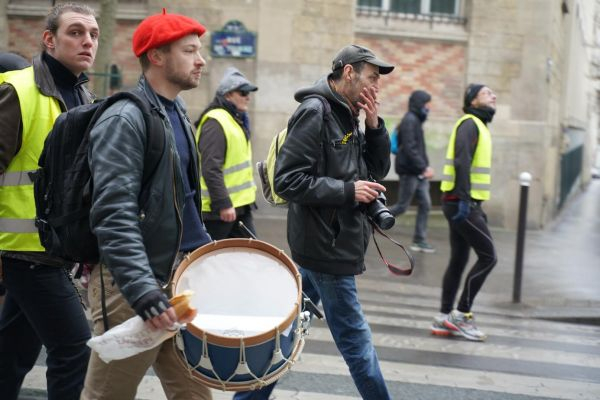 法国“黄背心”运动（视觉中国）。