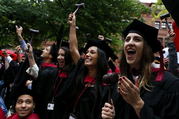 　　美国等西方发达国家的一些知名高校有较为成熟的博士学位培养和授予机制。图为2017年哈佛大学毕业生在毕业典礼上的场景。（资料图片）