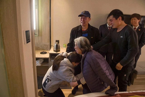 3月3日，小菲见到父母后跪倒在地。 检察日报正义网 图