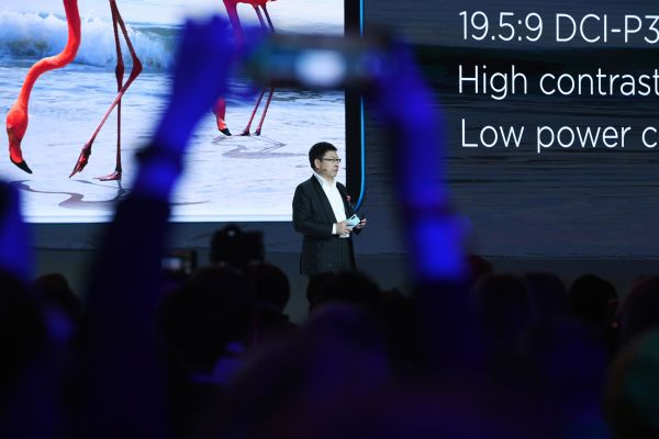  华为巴黎发布会现场，余承东在介绍新品。（法新社）