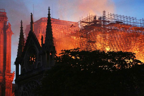 4月15日，在法国巴黎，巴黎圣母院燃起大火。新华社记者高静摄
