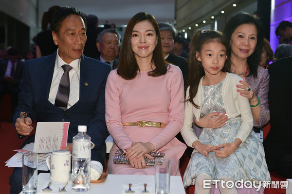 郭台铭曾馨莹夫妇。（图片来源：台湾“东森新闻云”）