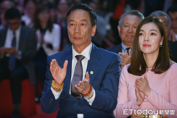 郭台铭和曾馨莹夫妇。（图片来源：台湾“东森新闻云”）