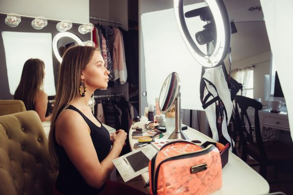 一名正在录制视频的美妆博主。（东方IC）