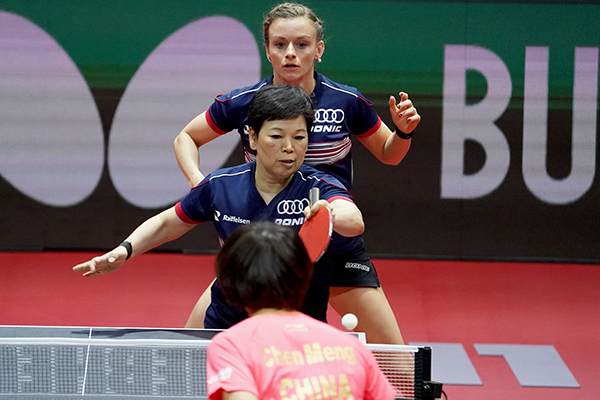  倪夏莲（中）。