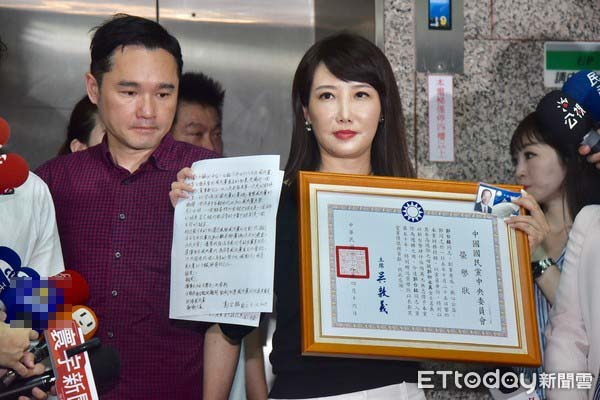 蔡沁瑜展示郭台铭荣誉党员证书和声明
