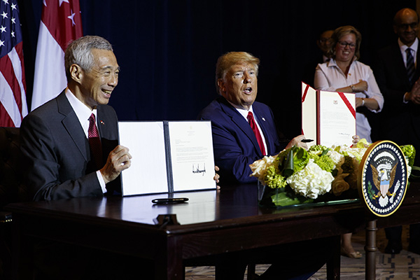 新加坡总理李显龙于23日在纽约巴克莱洲际大酒店与美国总统特朗普举行双边会晤。IC 图