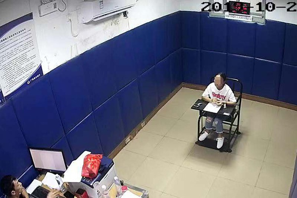 梁某被抓获后接受讯问。警方供图