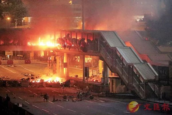  理大行人天桥被纵火，火种跌落桥下。香港文汇报记者 摄