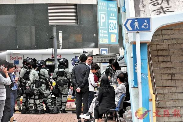  自首者须先完成登记手续。香港文汇报记者 摄