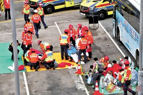 理工大学内有黑衣暴徒尝试爬渠及有部分人失温受伤自首送院。香港文汇报记者 摄