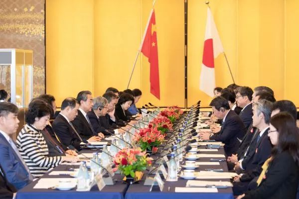 　　▲当地时间11月25日，国务委员兼外交部长王毅在东京同日本外相茂木敏充共同主持中日高级别人文交流磋商机制首次会议。（新华社）