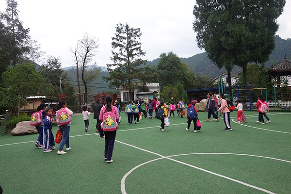  10月一个星期五的下午，放学后，学生们背着书包一个个离开了学校。