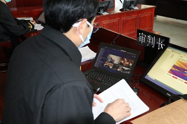 两名被告正通过云间庭审参与庭审活动