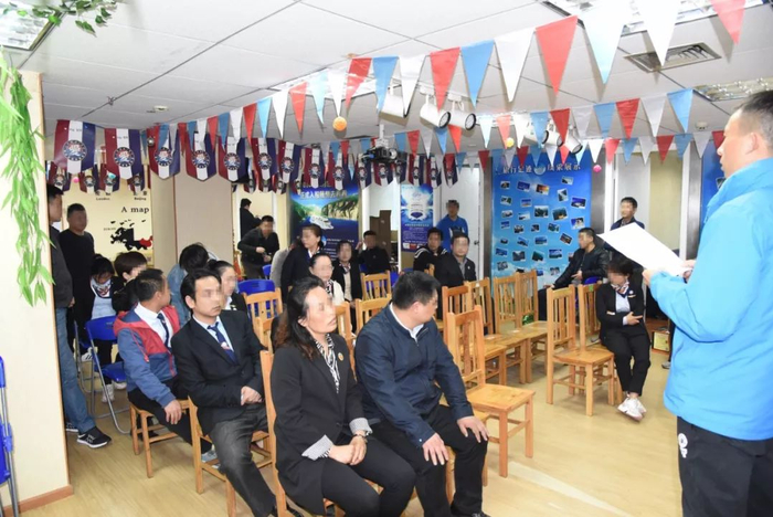 现场抓获大量涉案嫌疑人。警方供图