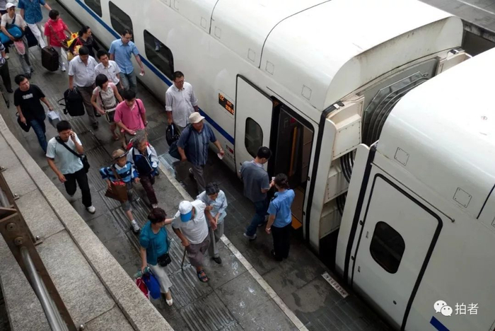 ▲2009年，北京-沈阳的火车前，乘客排队上车。
