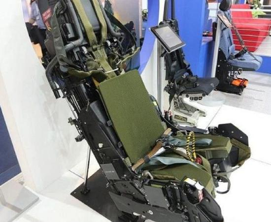 　　例如，2017年，美国空军接受对F-35A战机使用的US16E弹射座椅进行改造。这一改造解决了另一个问题：女飞行员的体重低于US16E座椅的体重下限。自2015年发现这个问题以来，一直不允许体重低于62公斤的飞行员登上F-35A战机。