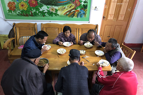 几位麻风病康复者和义工在吃午饭。本文图片均由受访者提供