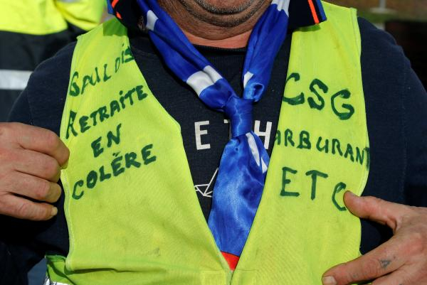 　当地时间2018年12月5日，法国Sainte-Eulalie，人们身穿黄背心游行示威抗议政府上调油价。 视觉中国 图