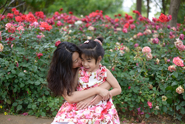 秦可佳抱着yoyo，此时yoyo6岁。 受访者供图