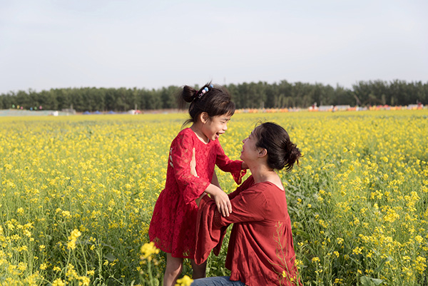 yoyo和秦可佳，此时yoyo7岁 受访者供图