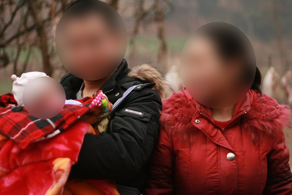 王凌云抱着刚出生的小女儿，身边是他的妻子。受访者供图