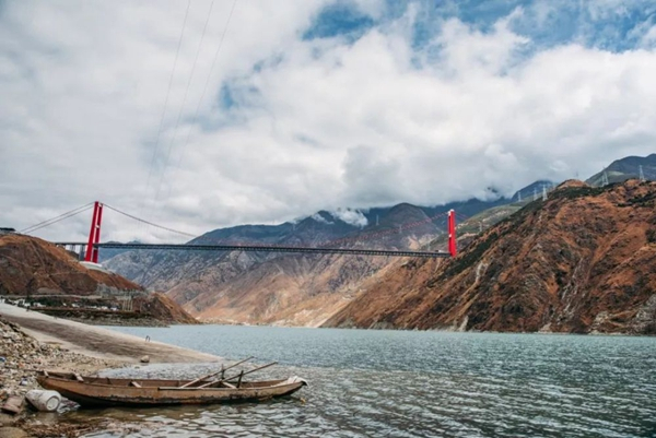 兴康特大桥，实现了古老大渡河上史无前例的千米级桥梁的跨越。（图虫创意图）